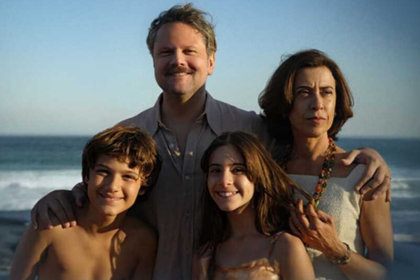 Im still here film poster image of family of 4 at a beach